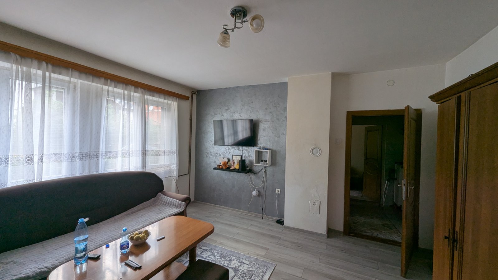  Pisanje 🏡 PRODAJE SE JEDNOSOBAN STAN U TUZLI – BUKINJE 💰 Cijena: 160.000 KM Na prodaju jednosoban stan površine cca 35–36 m², smješten u naselju Bukinje u Tuzli. OSNOVNE INFORMACIJE: ▪️ Površina stana: 35–36 m² ▪️ Uredno vlasništvo 1/1 i dokumentacija ▪️ Centralno gradsko grijanje ▪️ Priključci za struju i vodu ▪️ Dvije ostave koje se koriste uz stan ▪️ Dodatni pomoćni objekat koji se koristi uz stan ▪️ Mogućnost dodatnog uređenja prema vlastitim željama i potrebama. PREDNOSTI NEKRETNINE Stan je pogodan za kupce koji traže vlastiti stambeni prostor ili nekretninu koju mogu prilagoditi svojim potrebama. Dodatne ostave i pomoćni objekat pružaju praktičan prostor za odlaganje stvari i druge namjene u skladu s mogućnostima. Stan nije novogradnja niti luksuzno uređen. Uređivan je u skladu s mogućnostima roditelja, s namjerom da bude funkcionalan i pogodan za stanovanje. Budućem vlasniku ostaje mogućnost daljnjeg uređenja prema vlastitim željama. Za eventualno proširenje ili dodatnu gradnju potrebno je prethodno provjeriti zakonske i urbanističke uslove te pribaviti odgovarajuće dozvole. 📌 LOKACIJA: Tuzla – Bukinje 💰 CIJENA: 160.000 KM 📩 Za ozbiljne upite, više informacija i dogovor oko razgledanja, javiti se privatnom porukom. Molim samo ozbiljne i korektne kupce. Hvala svima koji podijele oglas i pomognu da nekretnina pronađe svog novog vlasnika. 🏡 